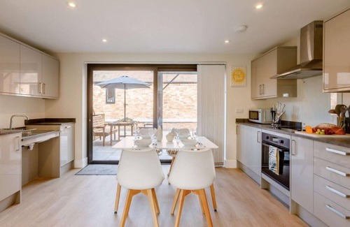 Bishampton Cottage | Roe Cottage, disabled adapted 2 bedroom, hot tub
