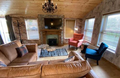 Storwood House | Roe Lodge at Owlet Hideaway - with Hot Tub, Near York