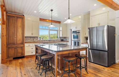 Millarville House | Rolling Hills | Rural Retreat | Sleep 15 | Hot Tub