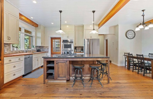Millarville House | Rolling Hills | Rural Retreat | Sleep 15 | Hot Tub