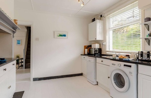 Perranporth House | Rolling Waves - Discount 2024. Stunning location, sea view, 5 min walk to beach