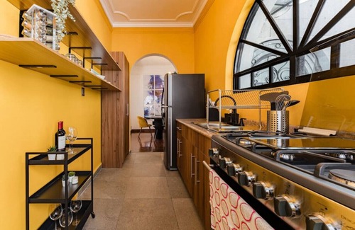 Roma Sur House | Roma Retreat: Modern Colonial Gem A/C 16 PAX