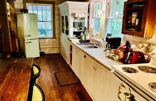 Jones Mills Cabin | Romantic vintage Log Cabin Retreat
