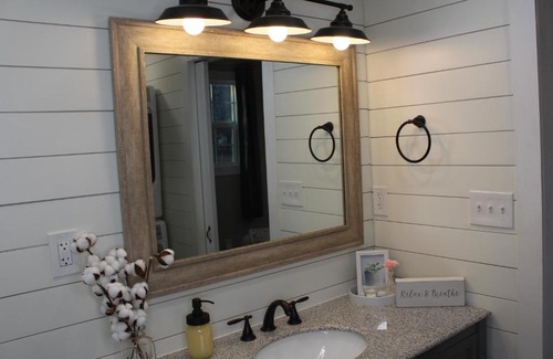 Woodway Apartment | Romance Retreat mins to Lake Waco, Zoo, Silos & Magnolia!