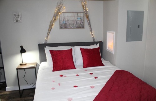 Woodway Apartment | Romance Retreat mins to Lake Waco, Zoo, Silos & Magnolia!