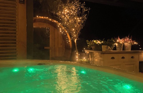 Den Ham Apartment | Romantic 2-bedroom appartement with private hottub sauna and gamesroom