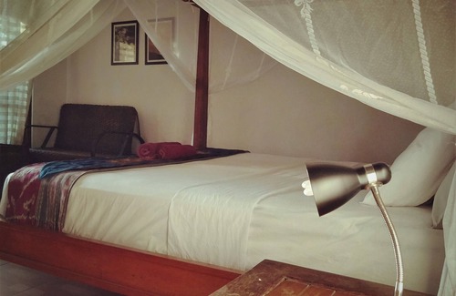 Tukad Mungga Bed & Breakfast | Romantic 4 post bed, fiber internet