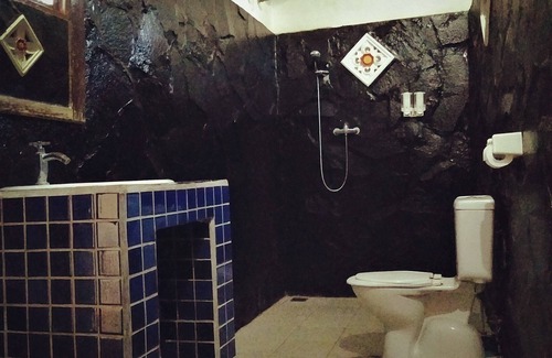 Tukad Mungga Bed & Breakfast | Romantic 4 post bed, fiber internet