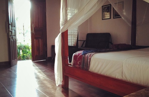 Tukad Mungga Bed & Breakfast | Romantic 4 post bed, fiber internet