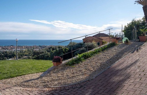 Diano Castello Condo | Romantic attic in villa, at the foot of a historic village, all sea view