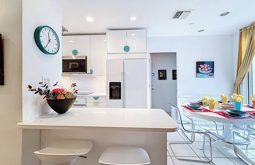 Mid Beach Condo | Romantic beach retreat: ocean 1/2 blockl, jacuzzi