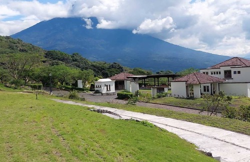 Alotenango Villa | Romantic bedroom lock-off villa Exelsa