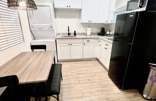 North Mountain Apartment | Romantic & Comfy Oasis: King Bed ~ Patio ~ Guesthouse