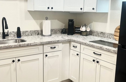 North Mountain Apartment | Romantic & Comfy Oasis: King Bed ~ Patio ~ Guesthouse