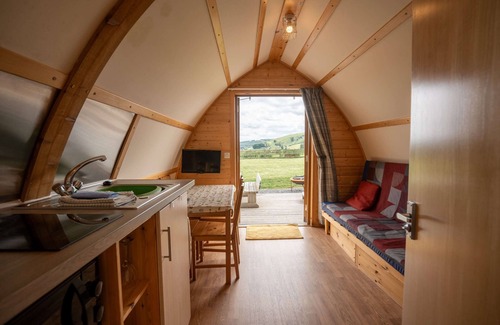 Trefeglwys Cabin | Romantic Cosy Glamping Cabin With Luv Tub
