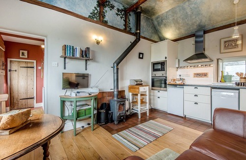 Newton Grange Cottage | Romantic cosy hideaway for 2 located on a dairy farm with hot-tub available.