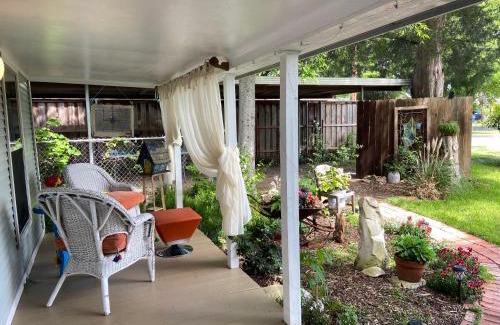 Oak Cliff House | Romantic Cottage
