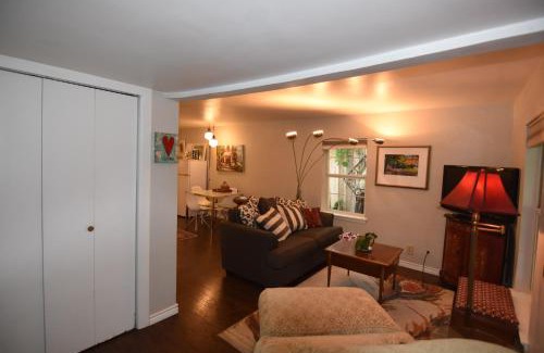 Oak Cliff House | Romantic Cottage