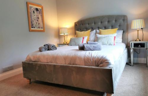 Llanfyrnach House | Romantic Cottage with Private Hot Tub