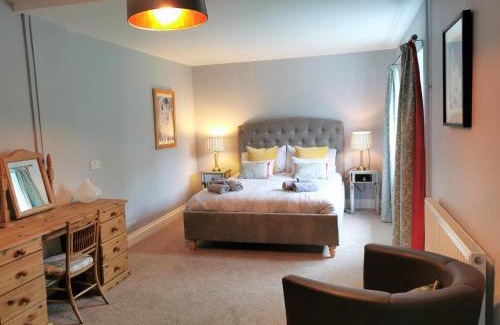 Llanfyrnach House | Romantic Cottage with Private Hot Tub