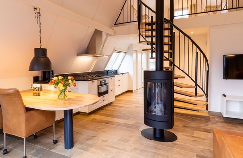 Hellendoorn House | Romantic Cottage With a sun Shower