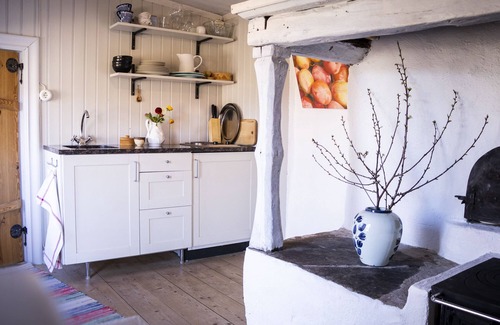 Ljungsarp Cottage | Romantic cottage with greenhouse near Isaberg!