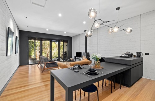 Daylesford Villa | Romantic Daylesford Lakefront: Fireplace, King Bed, Spa