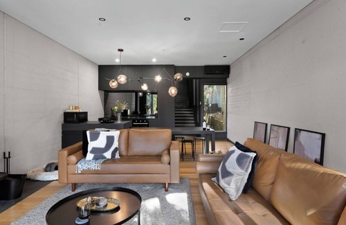 Daylesford Villa | Romantic Daylesford Lakefront: Fireplace, King Bed, Spa