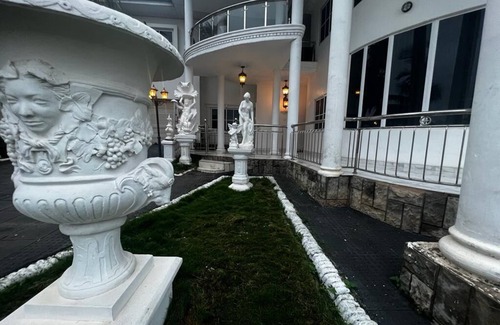 Kumasi Villa | Romantic French Rococo Mansion. Has 3-tiered Fountain Pool-25mins From Airport!