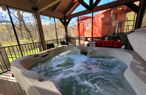 Ferryville House | Romantic Get-a-Way! 1954 Rail Road Caboose! Relaxing Hot Tub!