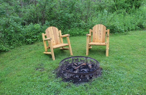 Ferryville House | Romantic Get-a-Way! 1954 Rail Road Caboose! Relaxing Hot Tub!
