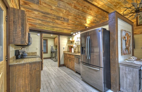 Blue Ridge Cabin | Romantic Getaway, King Bed, privateHOT TUB,Outdoor Fireplace, 1Min to downtown
