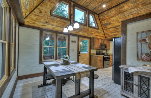 Blue Ridge Cabin | Romantic Getaway, King Bed, privateHOT TUB,Outdoor Fireplace, 1Min to downtown