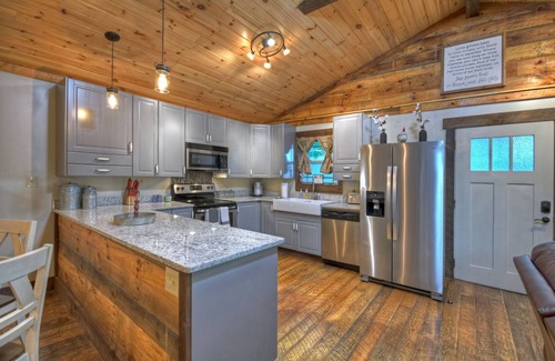 Blue Ridge Cabin | Romantic getaway, Outdoor MOVIES, fireplace,Hot Tub, KING BED, 1mile Downtown