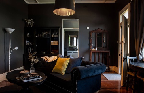 Brukunga House | romantic getaway with king bed