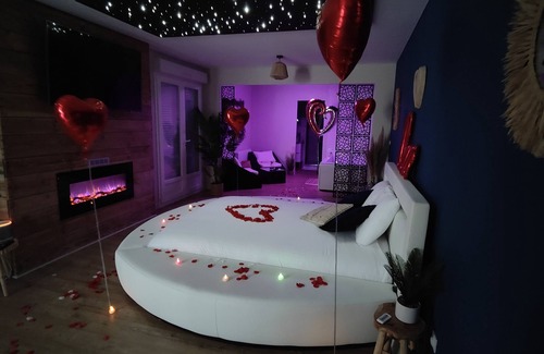 Saint-Germer-de-Fly House | Romantic gite with SPA and starry sky La Maison du Bonheur