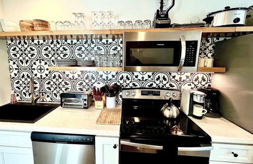 Black Mountain House | Romantic Hideaway w/Private HT, King Ste~DT Charm