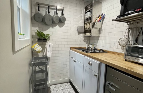 Onekama Apartment | Romantic Hideaway – 2 kayaks included, Stroll to Lake Michigan