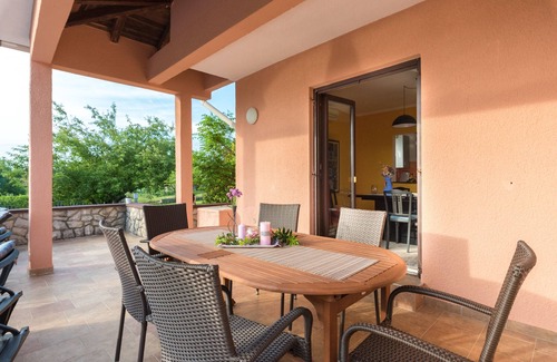 Topid House | Romantic Holiday Home with pool and large garden, surrounded by greenery