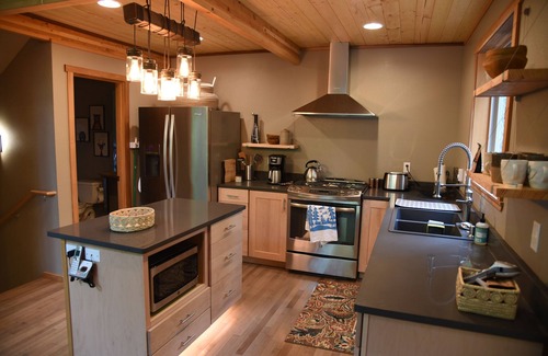 Burley Cottage | Romantic island retreat surrounded by majestic trees