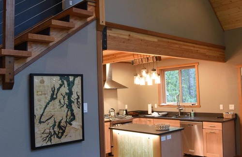 Burley Cottage | Romantic island retreat surrounded by majestic trees