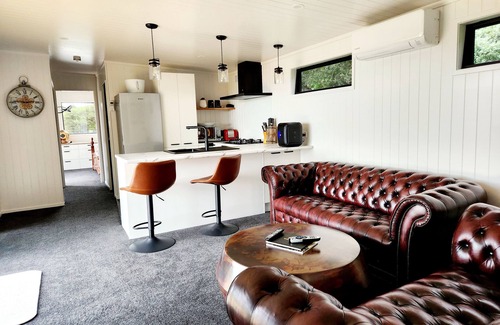 Waerenga Cabin | Romantic lakeside Cabin. 1 Hour ex Auckland CBD