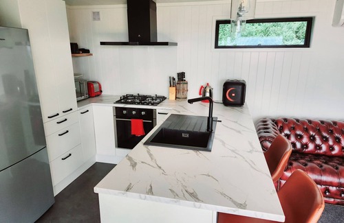 Waerenga Cabin | Romantic Lakeside Cabin. 1 Hour from Auckland CBD. 728a Waikare Rd Te Kauwhata.