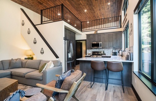 Philipsburg Cabin | Romantic Private Cabin for Couples! Ski, Hike, Relax, Hot Tub!