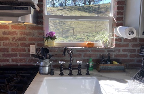 California Wine Country House | Romantic Private Getaway! Hot tub, Fireplace and Views!