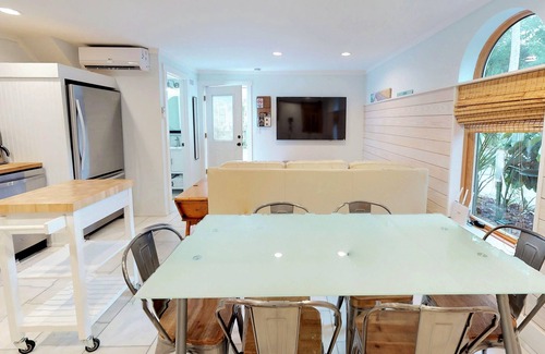 Downtown Historic District House | 💲Romantic Renovated Secret Garden💲 Marble Floors & Bath – DT Just Half Mile - Beach Only 3