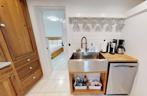 Downtown Historic District House | 💲Romantic Renovated Secret Garden💲 Marble Floors & Bath – DT Just Half Mile - Beach Only 3