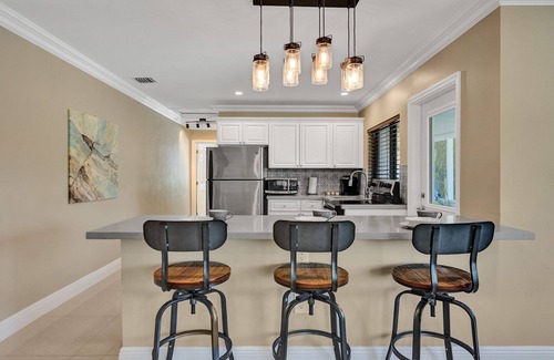 Lake Ridge House | Romantic Retreat w/Private Pool. Near Las Olas