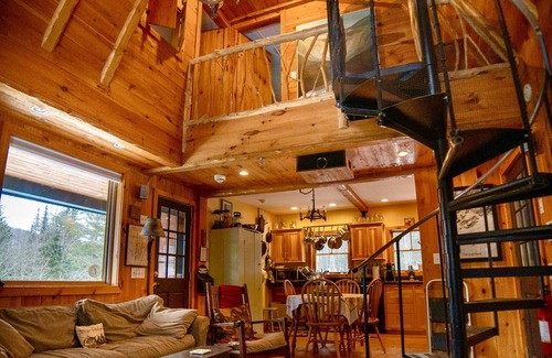 Granville Cabin | Romantic Retreat: Mt. Views, Hot Tub, Movie Theater