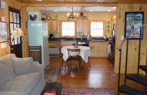 Granville Cabin | Romantic Retreat: Mt. Views, Hot Tub, Movie Theater